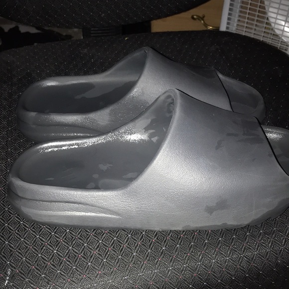 Authentic yeezy slides main image 4